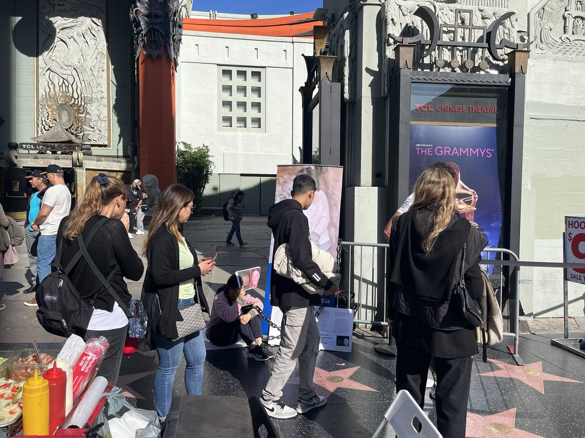 MinMin89485072's tweet image. 今天是寻找“铁链女”第6天，烧已经退了，嗓子疼，一直出虚汗。姐姐，此时虚弱的我不敢想象你这二十多年是怎么熬过来的，感冒发烧的时候是否有碗热水？泪又一次止不住流下来……