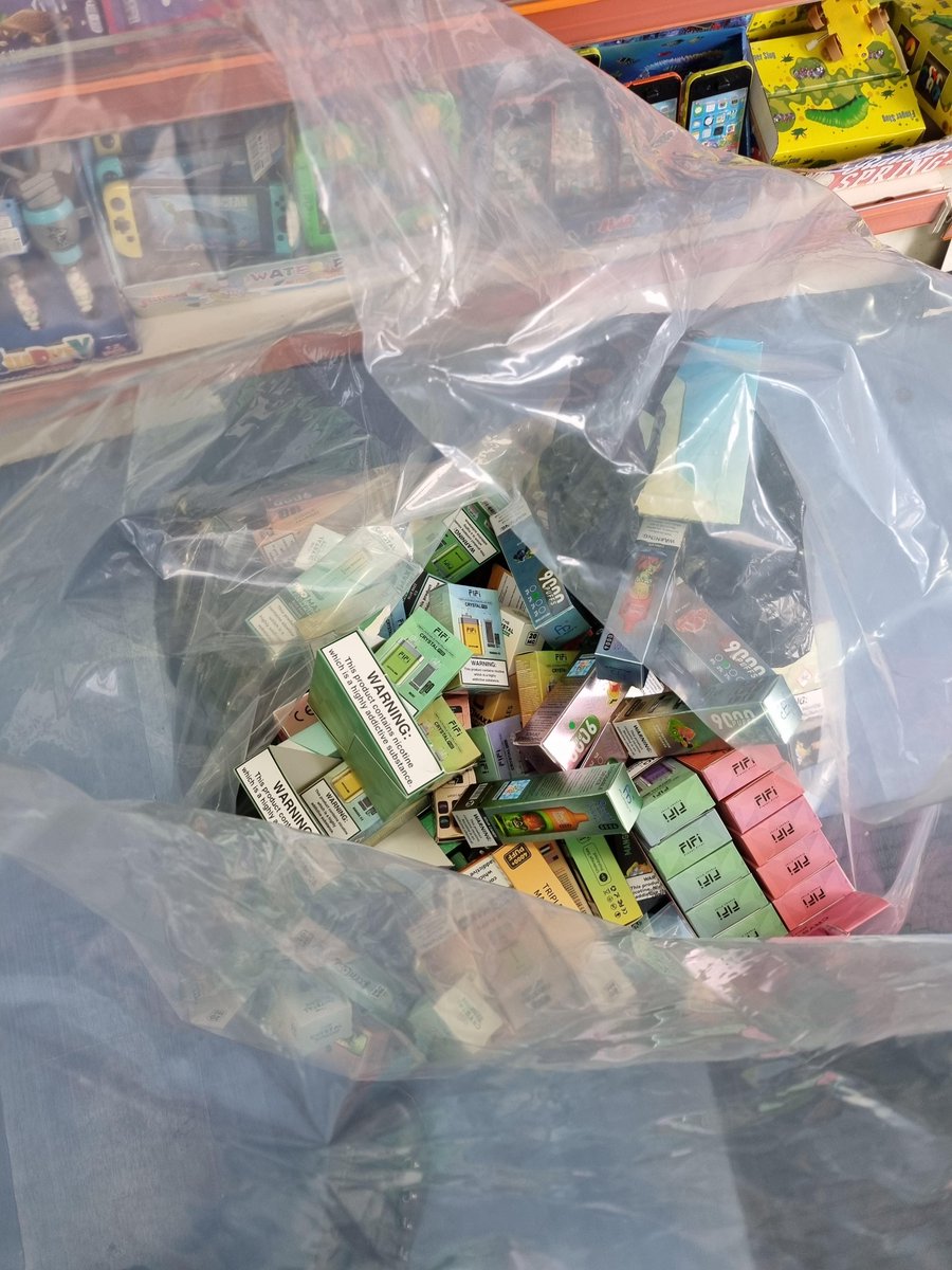 StokeWykenWMP's tweet photo. #OpSpeedy | Neighbourhood officers supported @coventrycc Trading Standards visiting commercial premises on Longford Road, Dovedale Road, and Mercer Avenue ๐ฎ
The team seized a large quantity of illegal vapes and cigarettes. These will be stored and investigated further. https://t.co/wbcGAFLDhQ