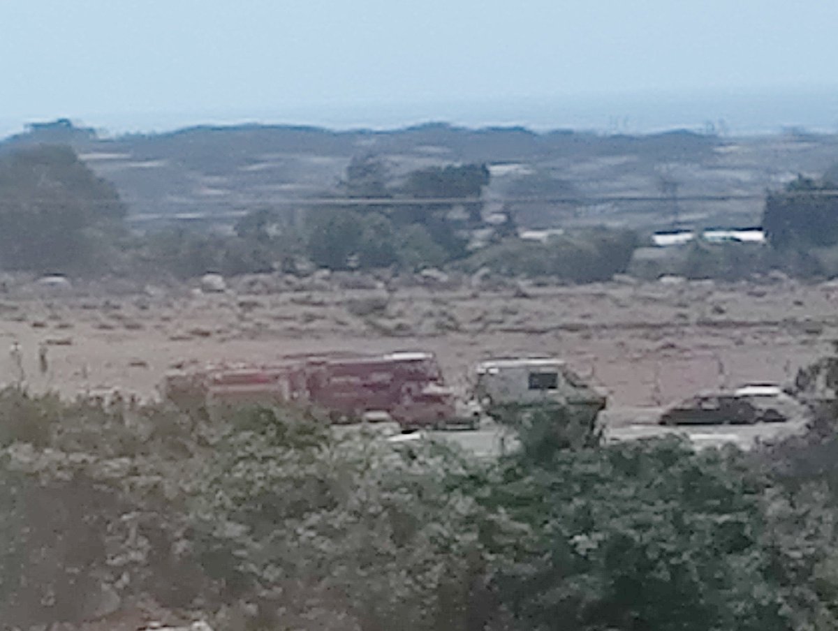 AkHaNe's tweet photo. Bomberos y ambulancias en Pichidangui, ojalá que no sea tan grave lo de los policías https://t.co/h1s34rso5o