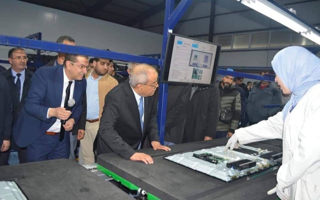 Algeria3New's tweet photo. INDUSTRY IN SETIF |

في الأخير دشن السيد الوزير  بالمنطقة الصناعية "سطيف توسعة" وحدة إنتاج أجهزة التلفاز التابعة لمؤسسة SPA SINOVA HOME APPLIANCE

- يتكون المشروع من 3 وحدات لإنتاج التجهيزات الإلكترونية والكهرومنزلية (ثلاجات، تلفاز، غسالات) لعلامة SAMSUNG
- وتبلغ الطاقة الانتاجية لهذه المؤسسة التي بدأت نشاطها شهر فيفري سنة 2023 بحوالي:
500.000 تلفاز/السنة
300.000 غسالة/السنة
250.000 ثلاجة/السنة