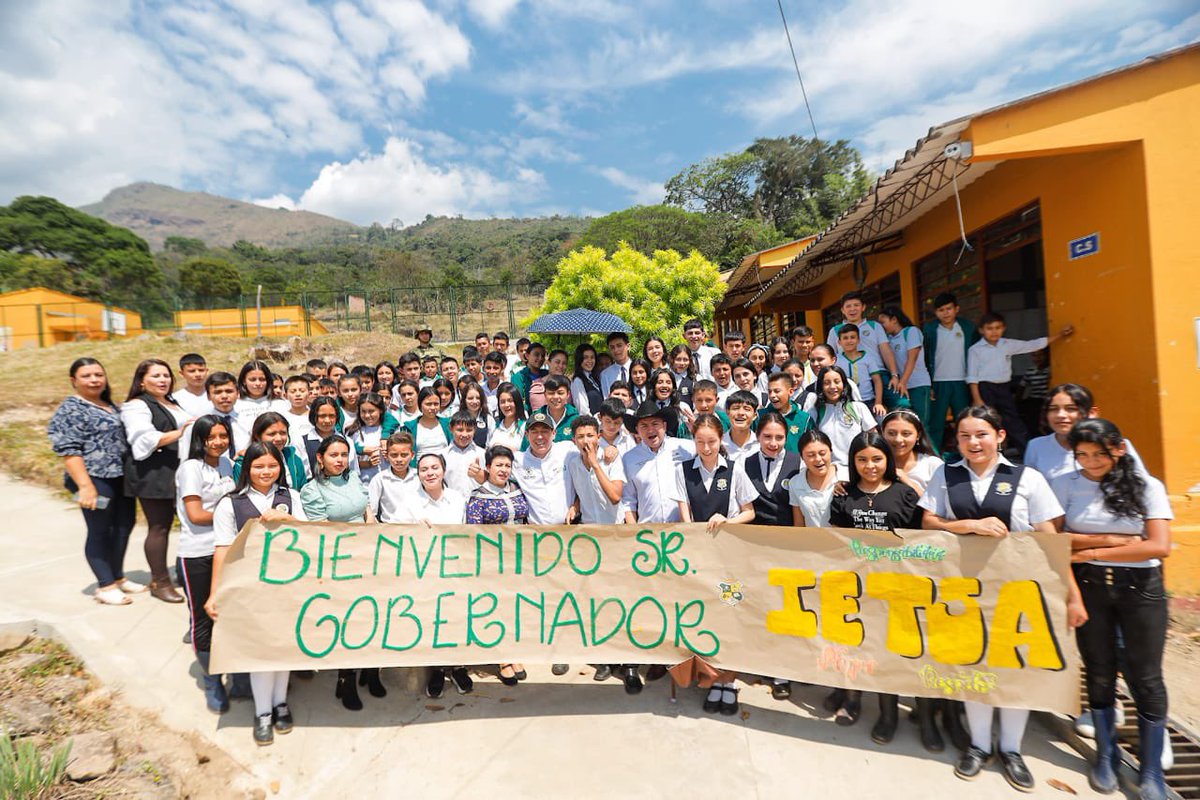 CarlosAmayaR's tweet photo. Isabel quiere ser pediatra. Estoy seguro de que estos equipos que llegan hoy a Paya van a ayudarla a cumplir su sueño de la educación.

Nuestro agradecimiento infinito al ministro TIC, @MauricioLizcano, a la gestión de nuestra @SecTICBoyaca, @SandramUrrutia, por este laboratorio de innovación y los computadores para nuestra Institución Educativa Técnica Simona Amaya.

Con más tecnología y más oportunidades, aún en los lugares más lejanos, construimos esta #BoyacáGrande.