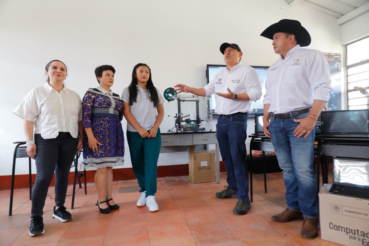 CarlosAmayaR's tweet photo. Isabel quiere ser pediatra. Estoy seguro de que estos equipos que llegan hoy a Paya van a ayudarla a cumplir su sueño de la educación.

Nuestro agradecimiento infinito al ministro TIC, @MauricioLizcano, a la gestión de nuestra @SecTICBoyaca, @SandramUrrutia, por este laboratorio de innovación y los computadores para nuestra Institución Educativa Técnica Simona Amaya.

Con más tecnología y más oportunidades, aún en los lugares más lejanos, construimos esta #BoyacáGrande.