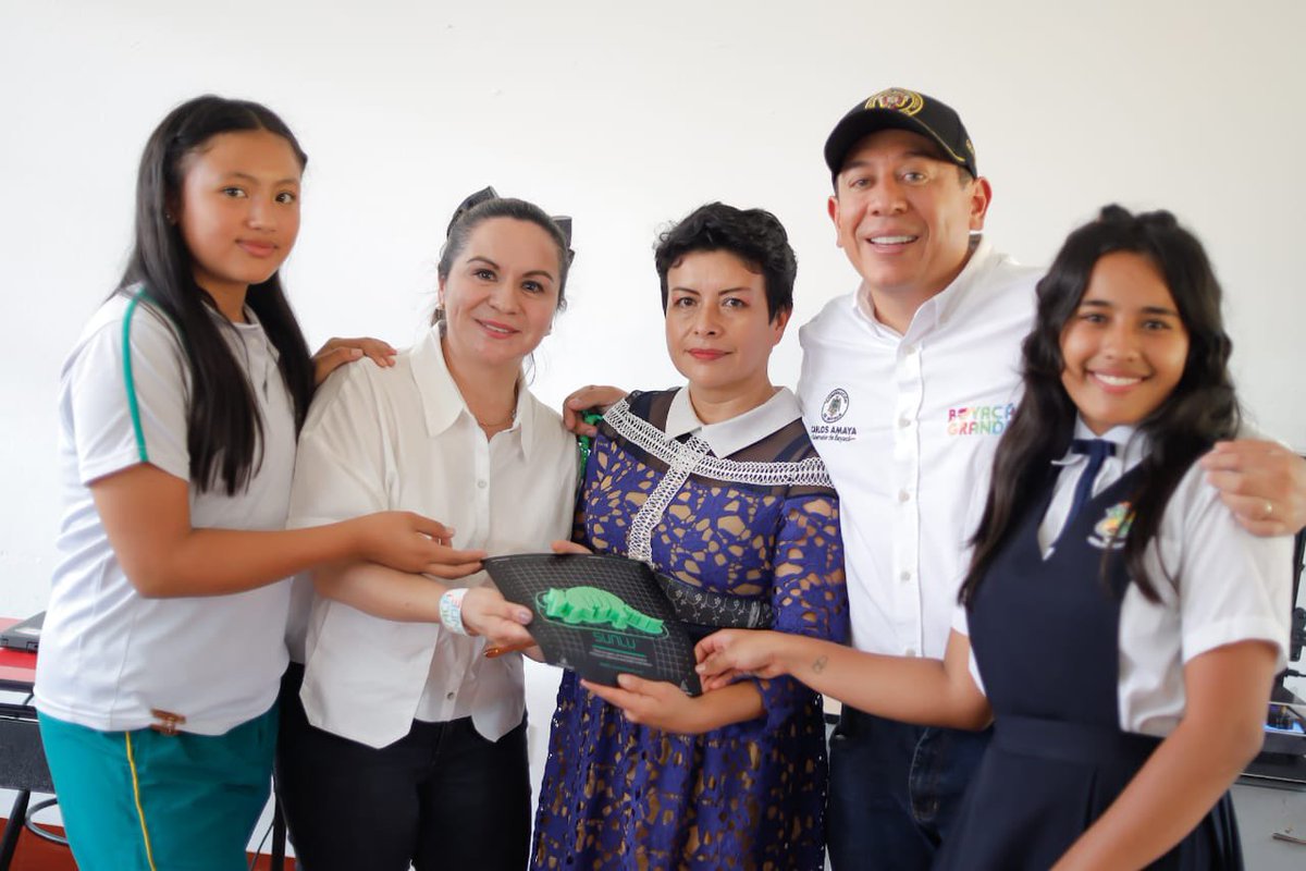 CarlosAmayaR's tweet photo. Isabel quiere ser pediatra. Estoy seguro de que estos equipos que llegan hoy a Paya van a ayudarla a cumplir su sueño de la educación.

Nuestro agradecimiento infinito al ministro TIC, @MauricioLizcano, a la gestión de nuestra @SecTICBoyaca, @SandramUrrutia, por este laboratorio de innovación y los computadores para nuestra Institución Educativa Técnica Simona Amaya.

Con más tecnología y más oportunidades, aún en los lugares más lejanos, construimos esta #BoyacáGrande.