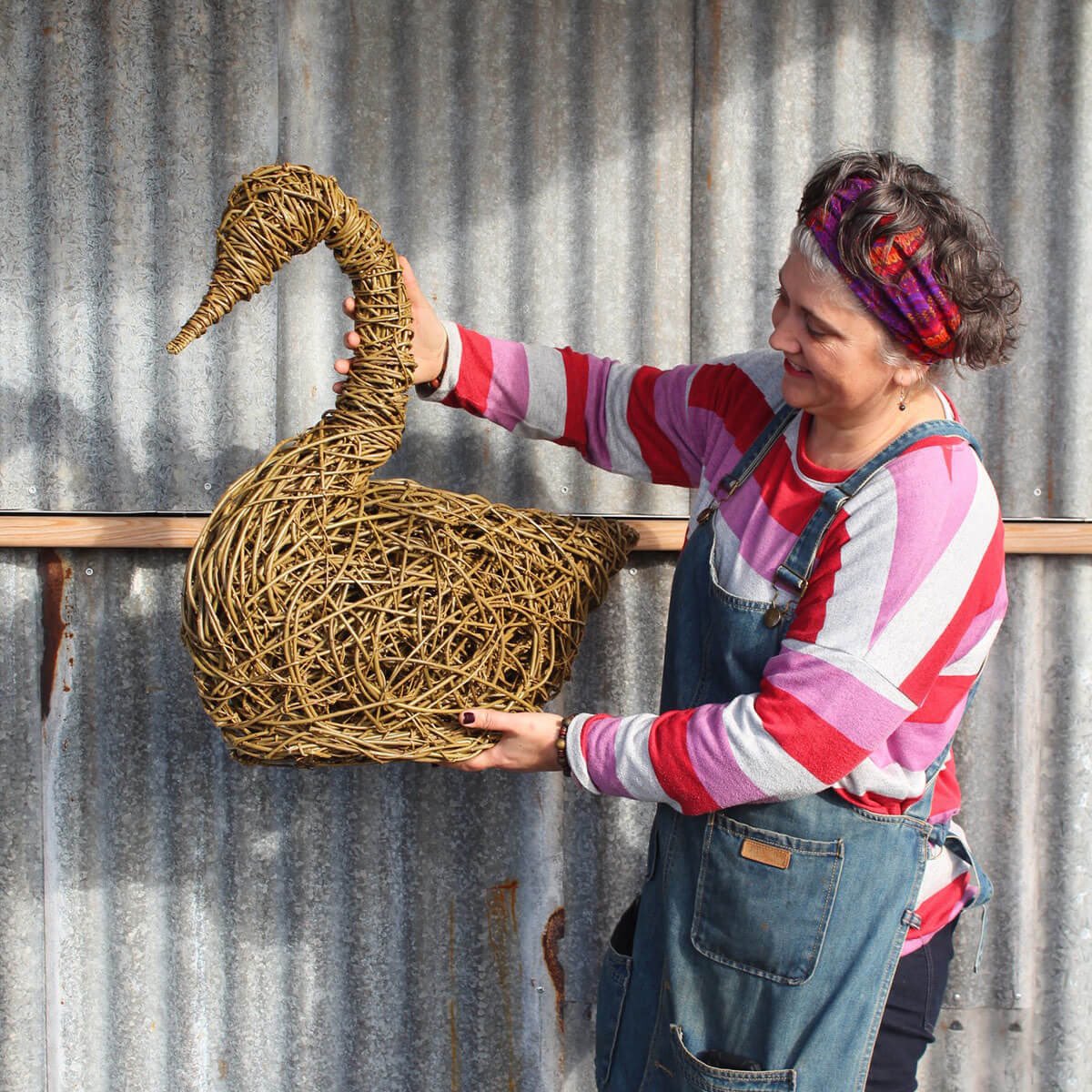 I’m back at #DartsFarm on Thursday 25th April in a willow weaving masterclass to teach you how to create a Nesting Swan Tickets include a lovely lunch along with tea & coffee on arrival and all the materials you need for your Swan! For tickets visit dartsfarm.co.uk/events/willow-…