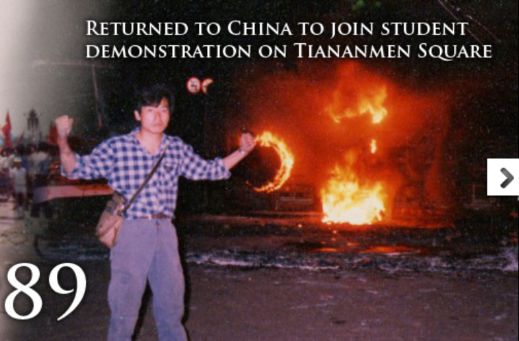 just23567's tweet photo. 杨贱利是共匪江泽民派的特务！ 
为了骗取政治资本，89年回大陆。这照片泄漏了杨是特务。六四当天，人们都忙着堵截军车，抢救伤员，或逃命，只有杨有心情摆出姿势摆拍！这恰恰暴露了，杨为了骗取政治资本！ 只有特务们才有这样的谋算！ 证据链接 https://t.co/44X8KGRnDf  https://t.co/kHV3r458p1 https://t.co/fMb4labeF1