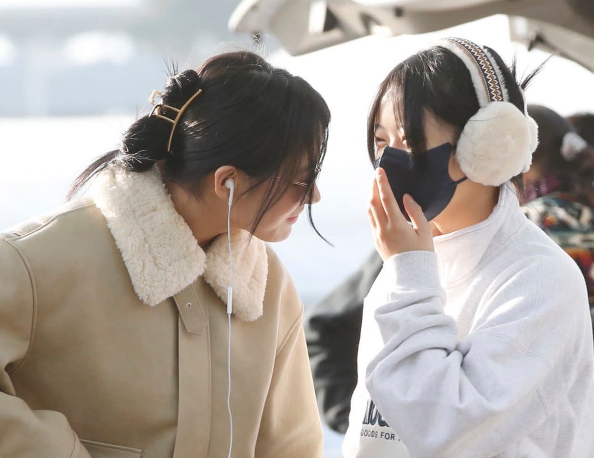 minjifemcel's tweet photo. “i feel like i can have a conversation with hanni by just looking at her eyes” - kim minji https://t.co/VKCv3424nS