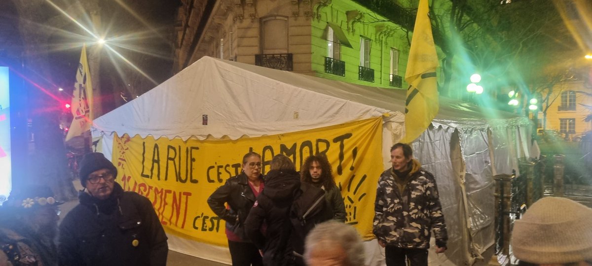 Le groupe thématique <a href="/PauvreteLFI/">Éradiquer la pauvreté</a> de nouveau en soutien au campement de sans-abri à Solférino aux côtés du DAL et des députés #LFI. Le discours du 1er Ministre hier inquiète les militants du droit au logement. Vite, la réquisition des logements vides et l'encadrement des loyers !