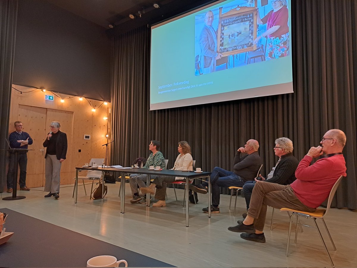 Anneke_Bode's tweet photo. Bij de Algemene Ledenvergadering @historie_hhn doet voorzitter @annemarlin het verhaal van de medaillekast van stier Dirk V uit de doeken.
De medailles worden nog opgepoetst en daarna gaan ze naar zalencentrum Het Bruisend Hart in Hoornaar. https://t.co/8OfXpjNE8Y