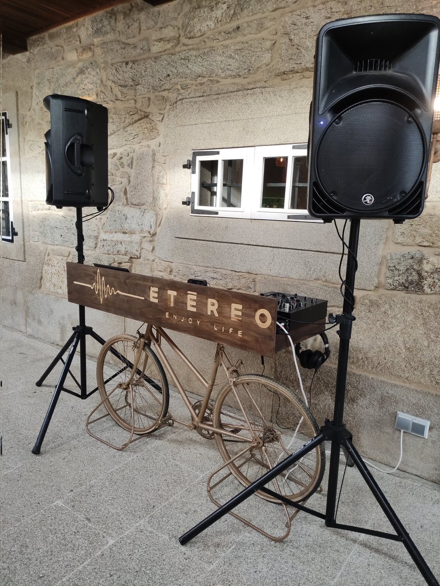 Carlitros_7's tweet photo. @Cascarelo Somos Etéreo Dj'S y esa bicicleta adaptada como mesa de Dj la inventamos y la construimos nosotros, de hecho tenemos otra en color negro. Me alegro de que te gustase, pero no es un afilador 😉 https://t.co/CXGPuiLLgd