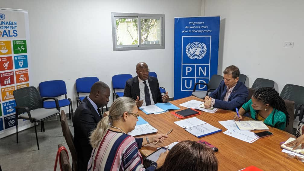 PamboYvonne's tweet photo. Échange très constructif avec le Garde des Sceaux @GONDJOUTPaul - un plaisir d’accompagner le Gabon 🇬🇦 dans ce bel élan de réforme - les mots clés : transversalité, efficacité pour les 18 prochains mois ⏰ 🗳️ https://t.co/QBRFC5DuYn
