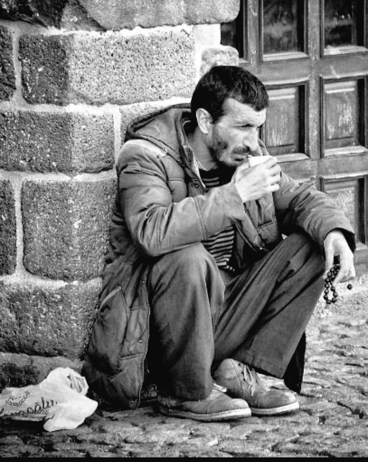 İster deli ister veli ağır geldi söyledikleri, yoktu altında arabaları, yatları, katları ondan para etmedi lafları(!) 
Ulu camiinin her bir zerresi şahitlik etsin sana, mekanın cennet ruhun şad olsun... #ramazanhoca