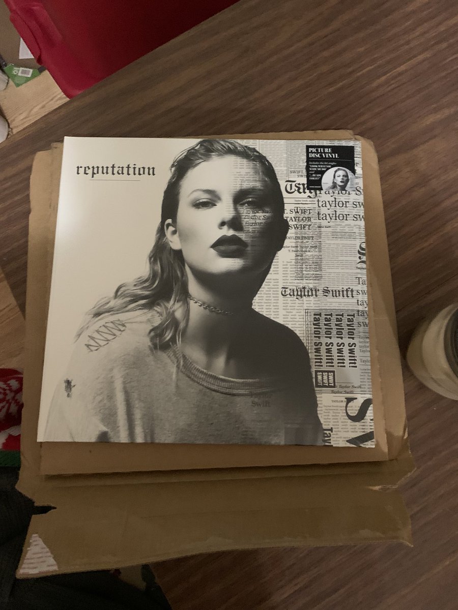 I have an EXTRA REPUTATION VINYL!!! I will be doing a GIVEAWAY!!! If this tweet gets 50 RTs and 50 favs and if I get 1,550 FOLLOWers by the time the Grammys start I was GIVE IT AWAY!!! KEEP CHECKING BACK!!