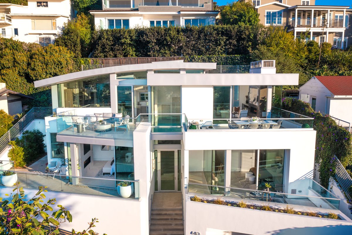 LukeGibsonPhoto's tweet photo. Gorgeous, brand new modern architectural residence in the hills of Laguna Beach, designed by architect Paul McClean, that I just photographed for my clients
@PacificCoveDev  
@LappinRealty 
#architecturalphotography #architecturalphotographer https://t.co/SoK0NZuVJ5