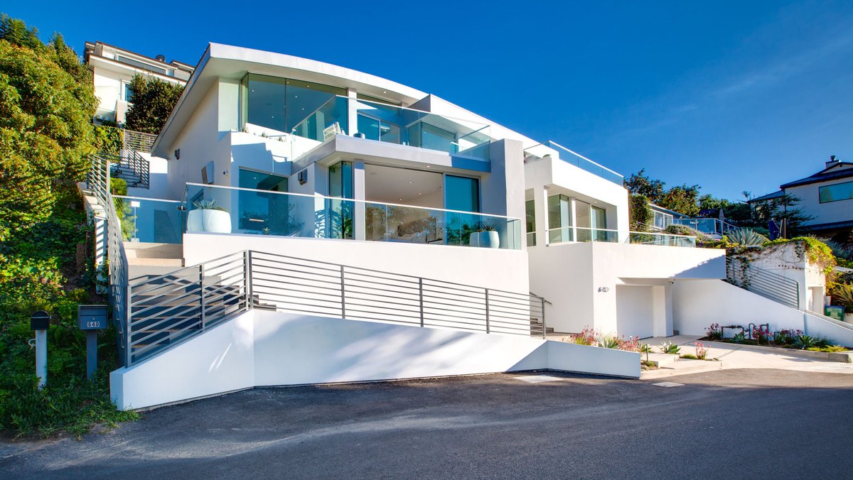 LukeGibsonPhoto's tweet photo. Gorgeous, brand new modern architectural residence in the hills of Laguna Beach, designed by architect Paul McClean, that I just photographed for my clients
@PacificCoveDev  
@LappinRealty 
#architecturalphotography #architecturalphotographer https://t.co/SoK0NZuVJ5