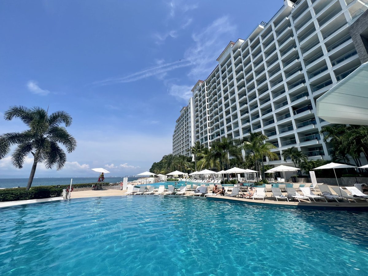 fvexchange's tweet photo. Are you ready for an all-inclusive fitness vacation in paradise? 😍🌺 https://t.co/JHcxnywkrq
