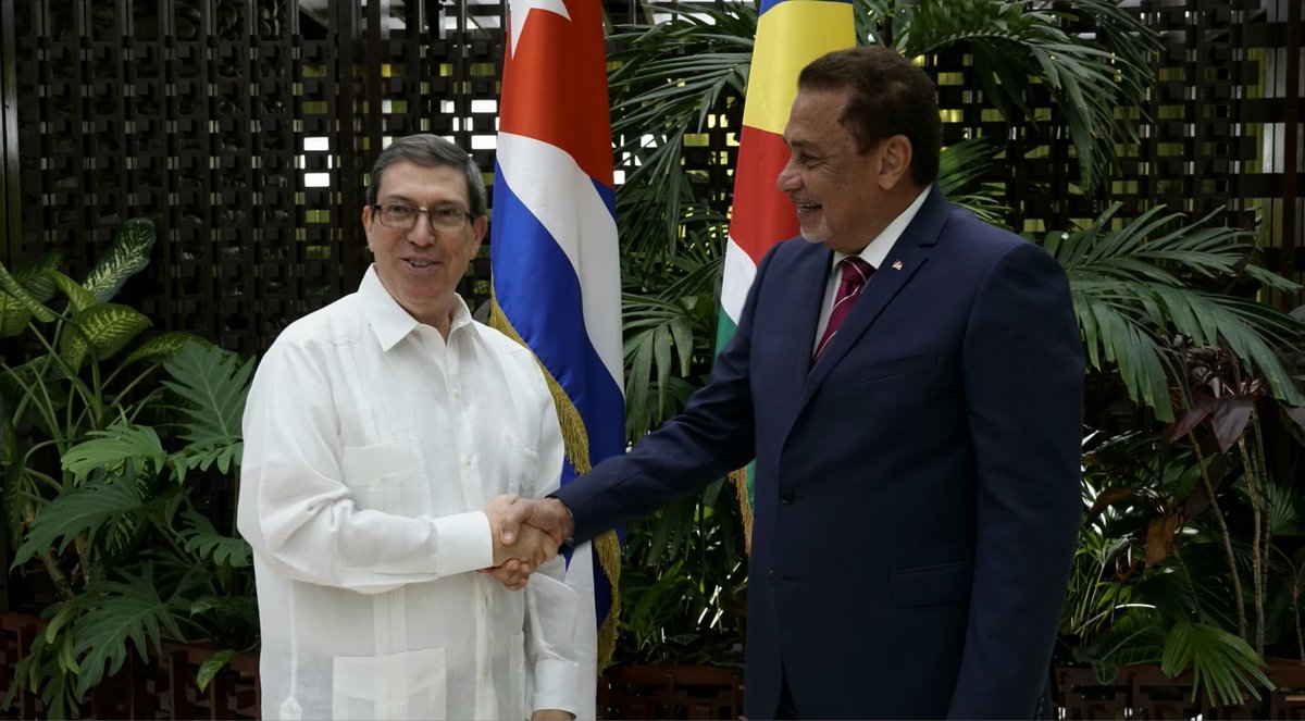 Sostuve conversaciones oficiales con el Canciller de Seychelles, Silvestre Radegonde.

Coincidimos en que esta visita oficial a #Cuba continuará impulsando el desarrollo de los vínculos político-diplomáticos y de cooperación entre los dos países.