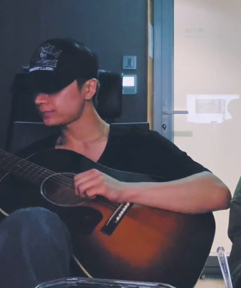 새벽에 남자얼굴공격하는 게 어딨음
잠이 다 달아났잖아요
박종성 책임져라