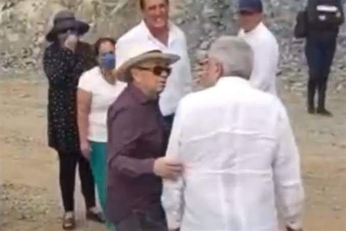 JPAlGd's tweet photo. En entrevista realizada por @azucenau, el abogado de El Chapo Guzmán confirma la relación entre su jefe y @lopezobrador_ y además agrega que “cuántas veces vaya a Sinaloa, el presidente estará protegido”.

Quieren más evidencia?  

https://t.co/gEYrTOXaBe
