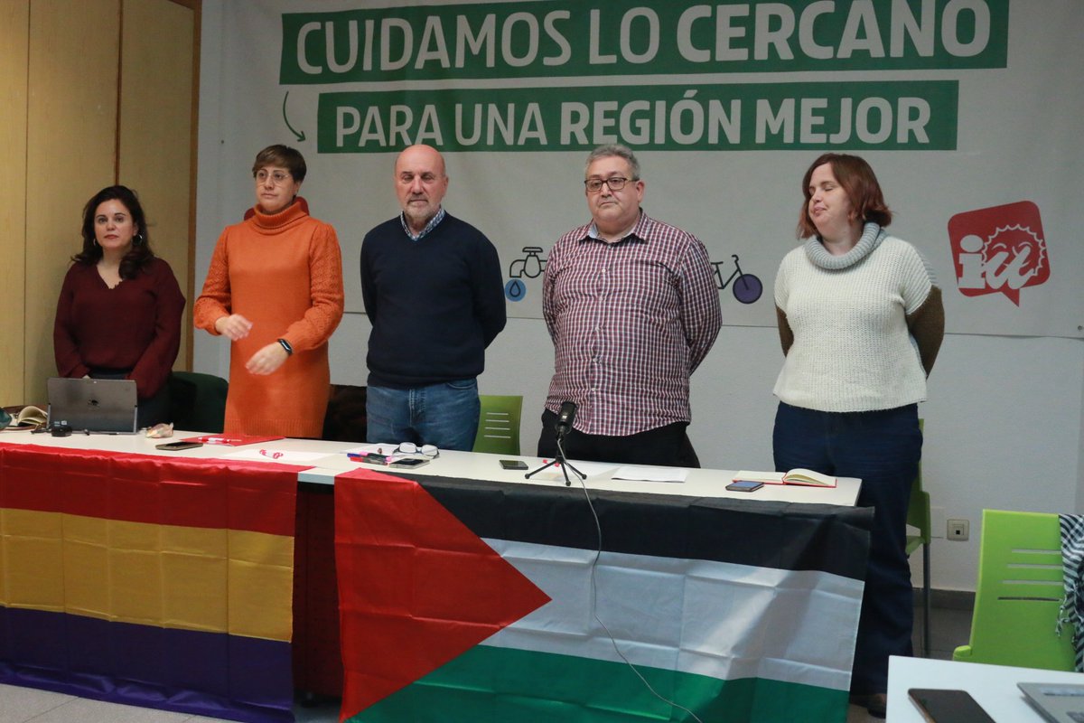 IUVRM's tweet photo. 🇵🇸 Empieza la Coordinadora con un minuto de silencio en memoria del pueblo palestino ante el genocidio intolerable sufrido en manos del gobierno Israelí

No queda más opción que redoblar la presión tanto sobre el gobierno de España, como a nivel internacional por el alto el fuego https://t.co/FV88dom7Bc