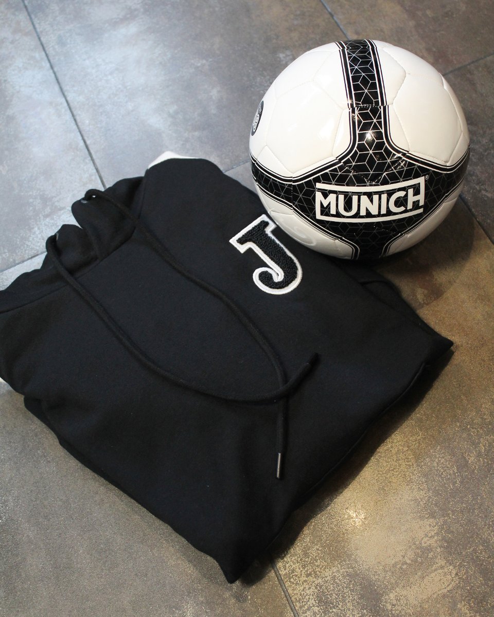 FutbolLago's tweet photo. Hazte con las #prendas que necesitas en nuestras #rebajas de invierno.🏷️

Sudadera Joma + Balón Munich, esenciales para los amantes del #fútbol.⚽

No tardes en visitar nuestras #tiendas, ¡te esperamos!🤗

#lagodeportes #deporteslago #joma #jomalago https://t.co/olP51oiy6u