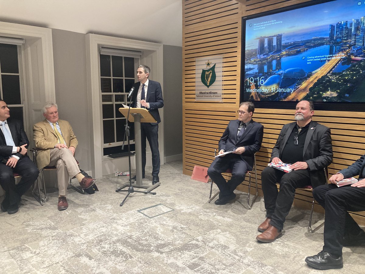 Minister <a href="/SimonHarrisTD/">Simon Harris TD</a> launching the great new <a href="/edmatters/">Education Matters</a> yearbook - the only resource that brings insight from every aspect &amp; stage of the education system. Minister stressing that 21st century education has to allow us to dip in &amp; out throughout lifetimes &amp; careers 📕