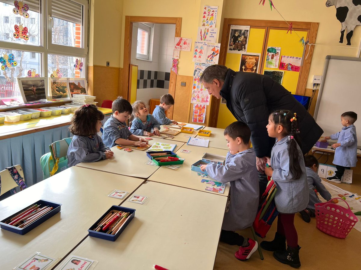 CGCarbayo's tweet photo. 📻Ha sido un privilegio inaugurar el primer programa de la radio escolar Santa Teresa en la Onda. Un espacio educativo que fomenta el trabajo en equipo y donde los alumnos pueden expresarse junto a compañeros y profesores.

Gracias por la entrevista. Hay madera de periodistas en estos jóvenes alumnos.
He disfrutado mucho con vuestras preguntas y con la visita al centro.

@SantaTeresaCEIP
