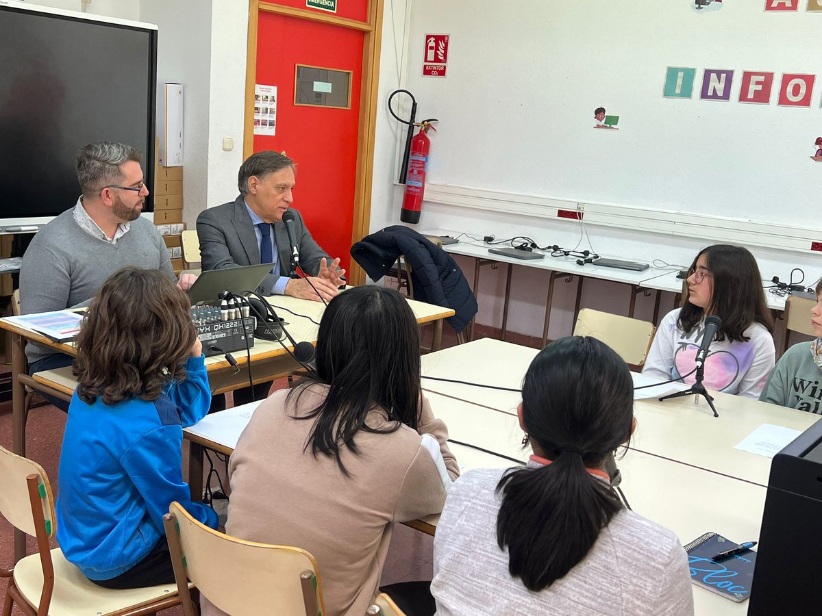 CGCarbayo's tweet photo. 📻Ha sido un privilegio inaugurar el primer programa de la radio escolar Santa Teresa en la Onda. Un espacio educativo que fomenta el trabajo en equipo y donde los alumnos pueden expresarse junto a compañeros y profesores.

Gracias por la entrevista. Hay madera de periodistas en estos jóvenes alumnos.
He disfrutado mucho con vuestras preguntas y con la visita al centro.

@SantaTeresaCEIP