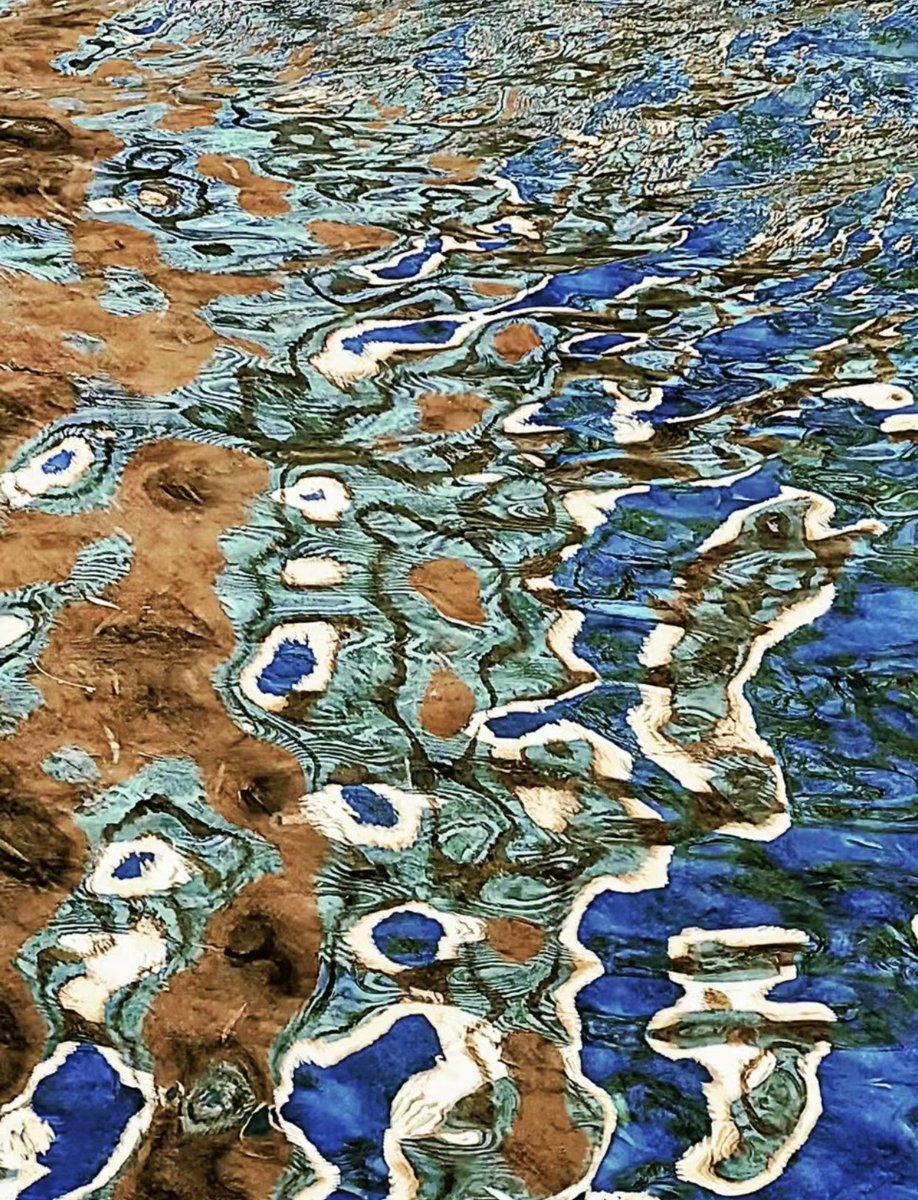 Wonderful water ripples
Gentle wind