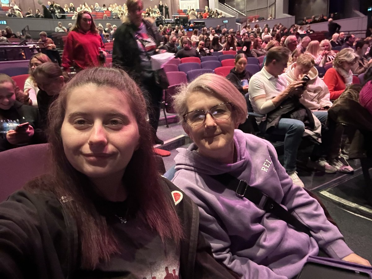 Waiting for <a href="/Diversity_Tweet/">Diversity</a>  <a href="/AshleyBanjo/">Ashley Banjo</a>  and also news of my new grandbubba due anytime soon❤️