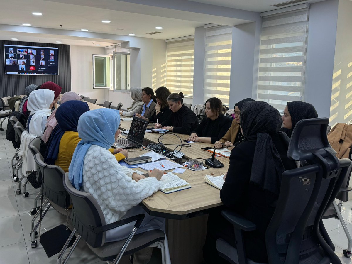 akkadinbursa's tweet photo. İlçe Kadın Kolları Başkanlarımız ve Yürütme Kurulumuz ile birlikte Başkanımız İmren Çavuşoğlu başkanlığında İlçe Kadın Kolları Başkanları toplantımızı gerçekleştirdik. https://t.co/QwadL8Pe3X