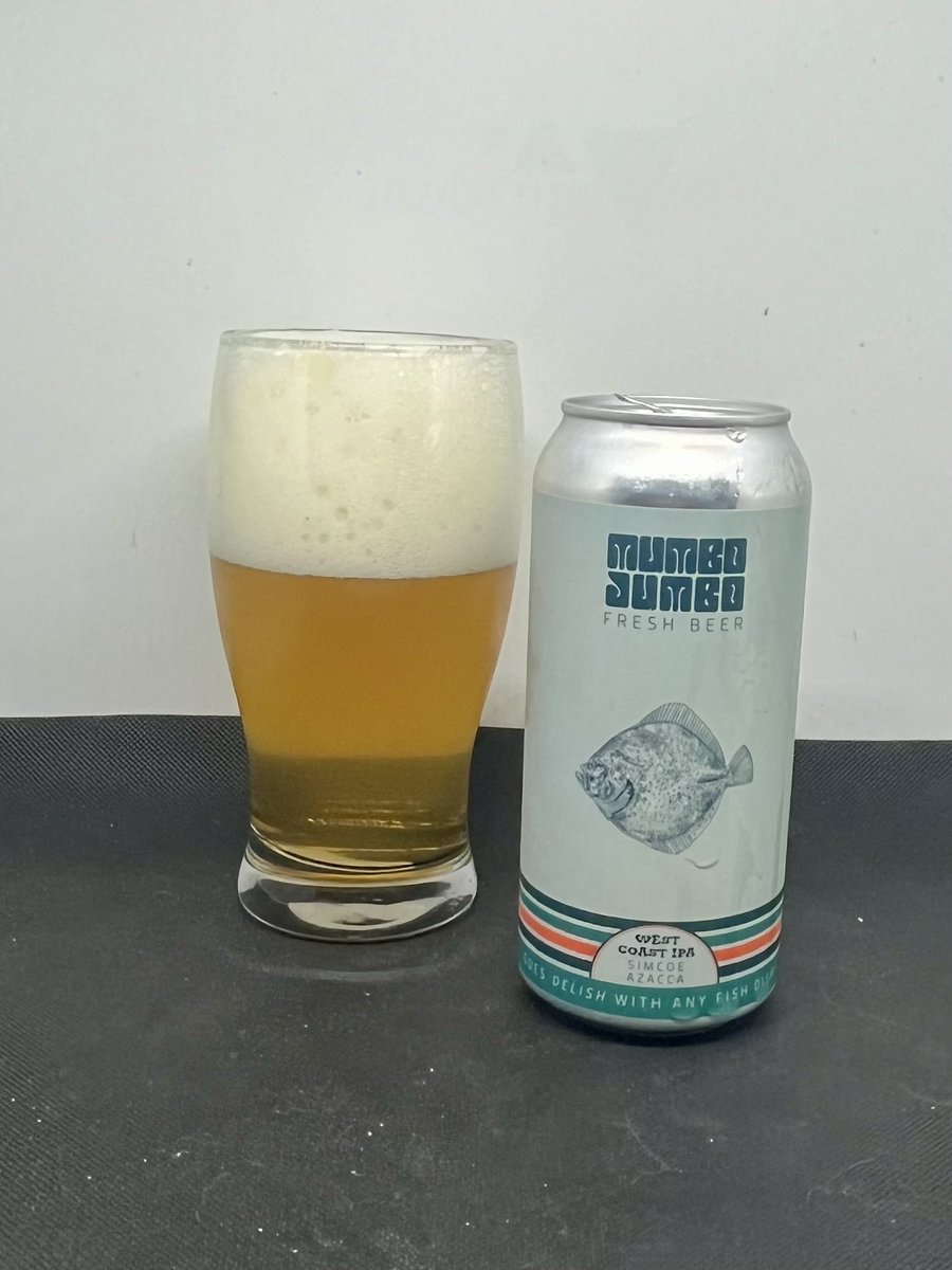 Vamos a darle un poco de lúpulo a la semana que con la subida de temperaturas se agradece.
Mumbo Jumbo nos trae una West Coast IPA carga de Simcoa y Azacca de 5.8% ABV 
Aroma tropical, amplia espuma y un sabor amargo, refrescante y con notas de pino y piña