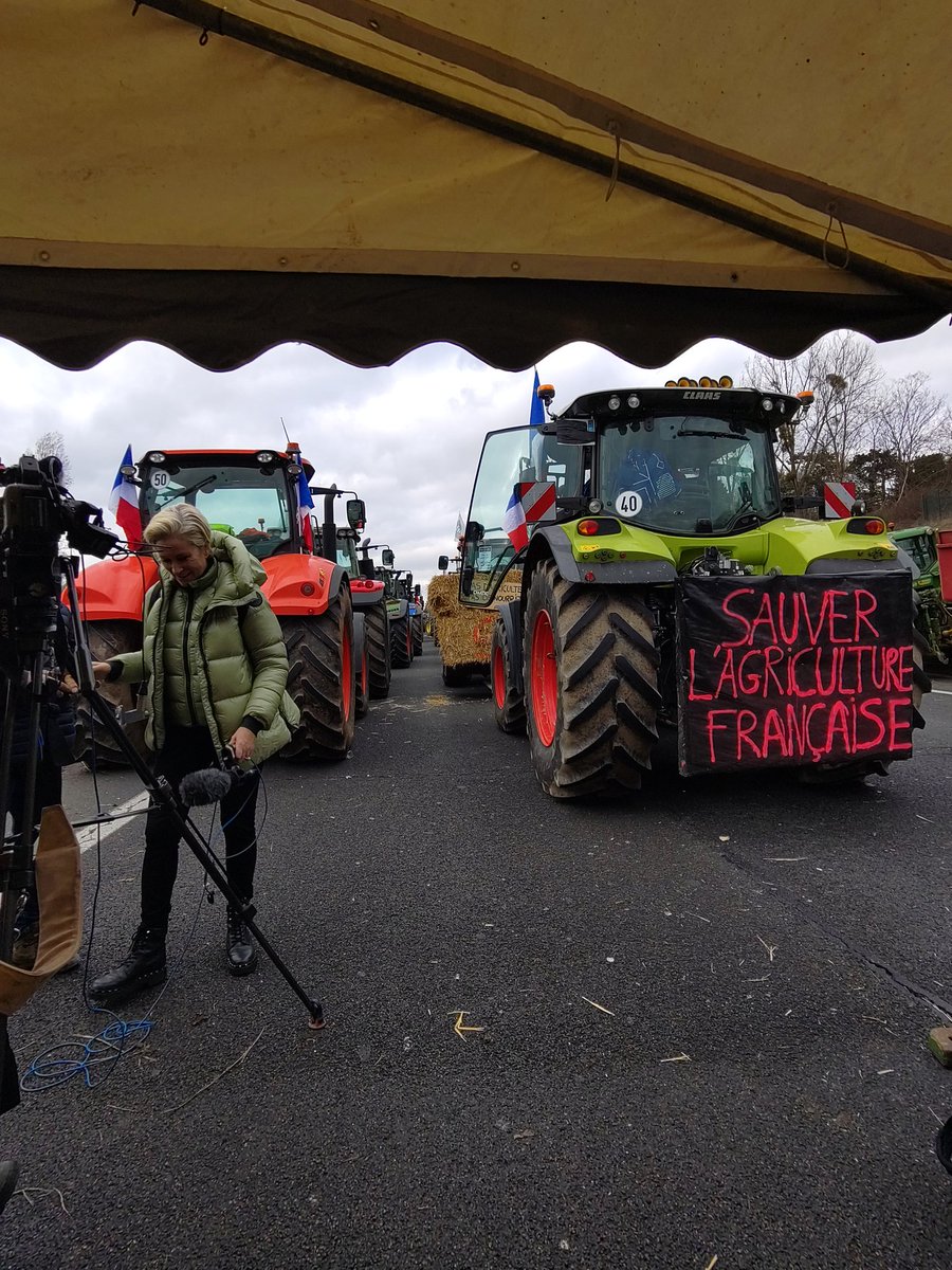 MSzaniecki's tweet photo. Amongst the farmers protesting in France 🚜 https://t.co/eZ2AvyePFP