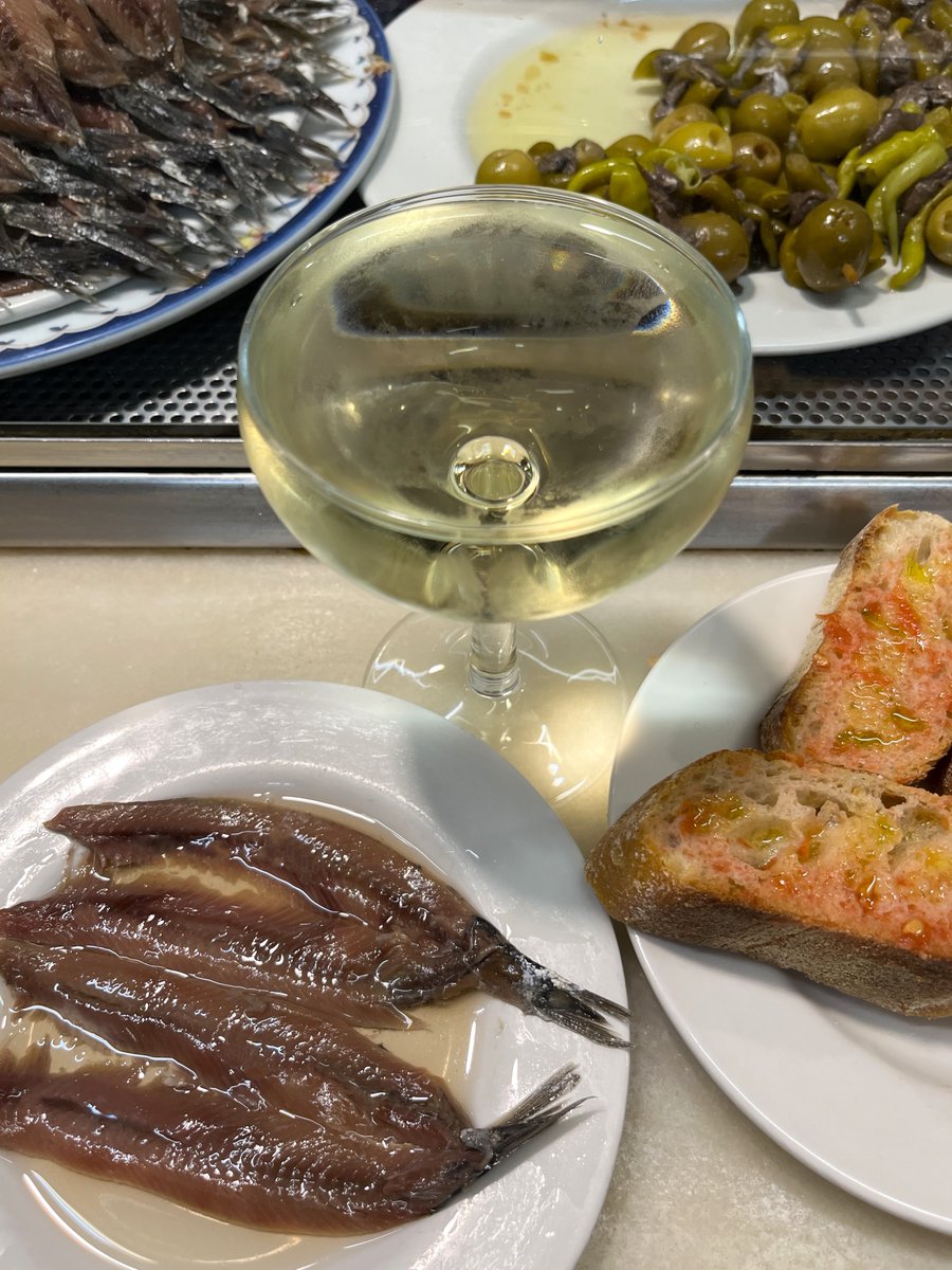Bcnsingular's tweet photo. Unes #anxoves sempre han d'anar aquí acompanyades d'una copa de la casa. El Xampanyet és un clàssic que convé reivindicar pel bon servei i l'excel·lent producte: si hi anem tots nosaltres, no estarà només a petar de turistes (Montcada 22 #laRibera) https://t.co/o49q96Q4ai