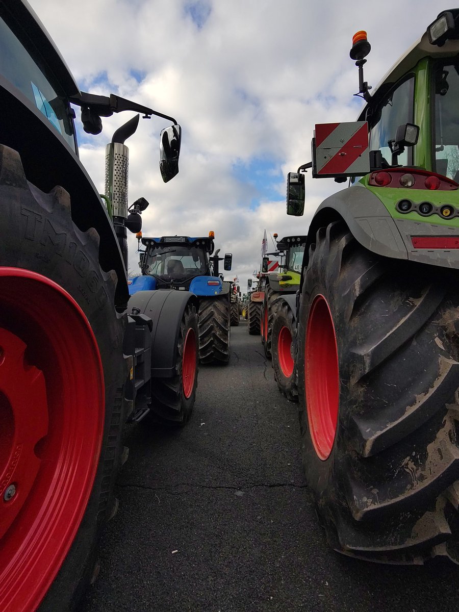 MSzaniecki's tweet photo. Amongst the farmers protesting in France 🚜 https://t.co/eZ2AvyePFP