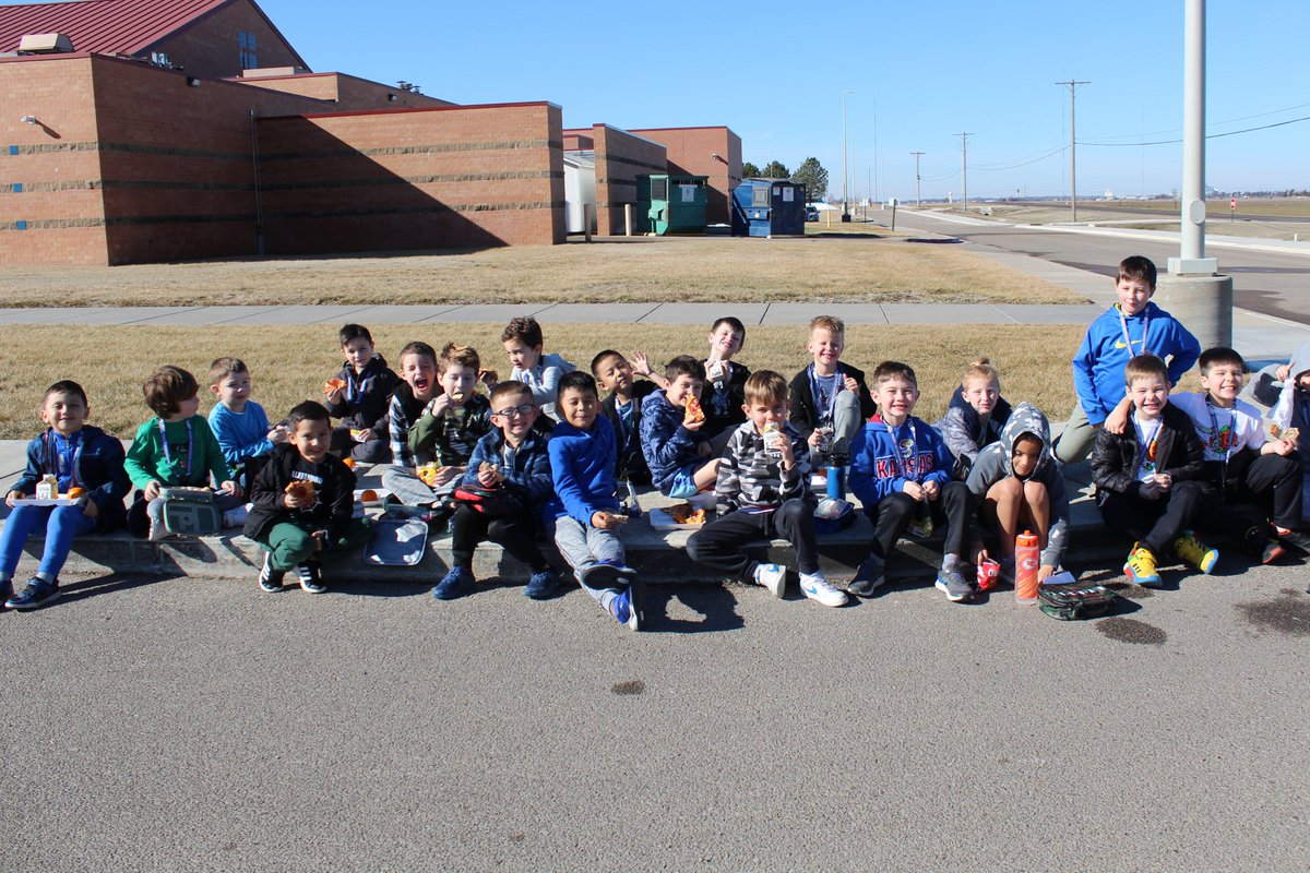 PrayWoodman's tweet photo. Loving the warm weather at PWS with lunch in our "outdoor cafeteria" https://t.co/V1dpH4gSqy