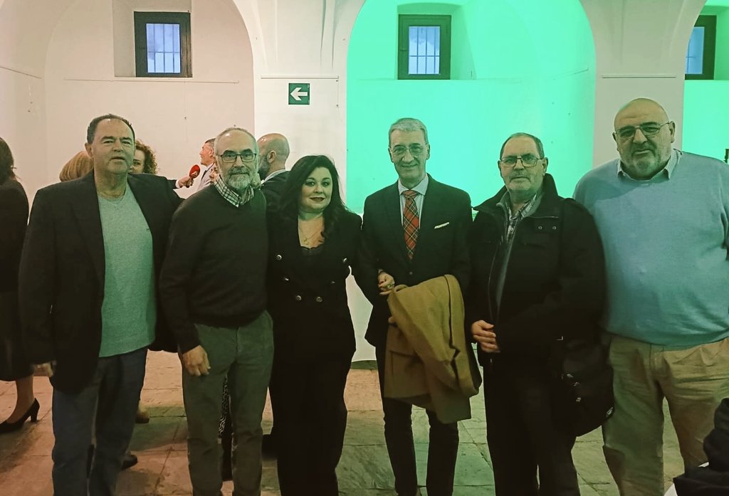 APCGinfo's tweet photo. 📷 Con nuestros compañeros Antonio Pérez Girón y Gloria Sánchez Masallá, en la gala de entrega de los IX Premios Comarcales de la @MancomunidadCdG, en la que han recibido hoy sus reconocimientos en las categorías de #LaborCultural y #Comunicación, respectivamente. ¡Felicidades! https://t.co/NKyx9O0Xzr