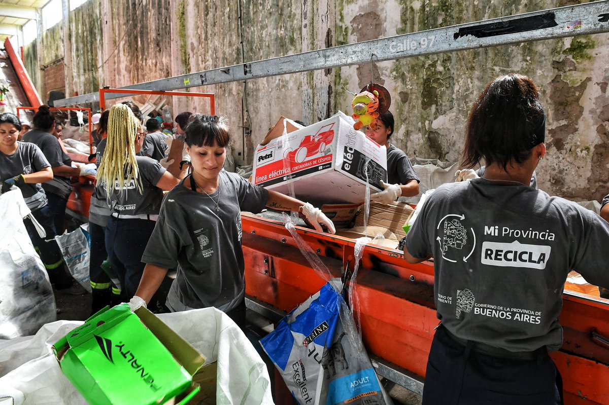 En la Provincia, seguimos invirtiendo en el medioambiente.

En #MarDelTuyu, junto a @Kicillofok, @danyvilar, @CrisAlvarezRod y @drjuandejesusok, recorrimos la Cooperativa “Reciclando Vidas”, cuyos trabajadores día a día se esfuerzan para mejorar la recolección diferenciada. ♻️