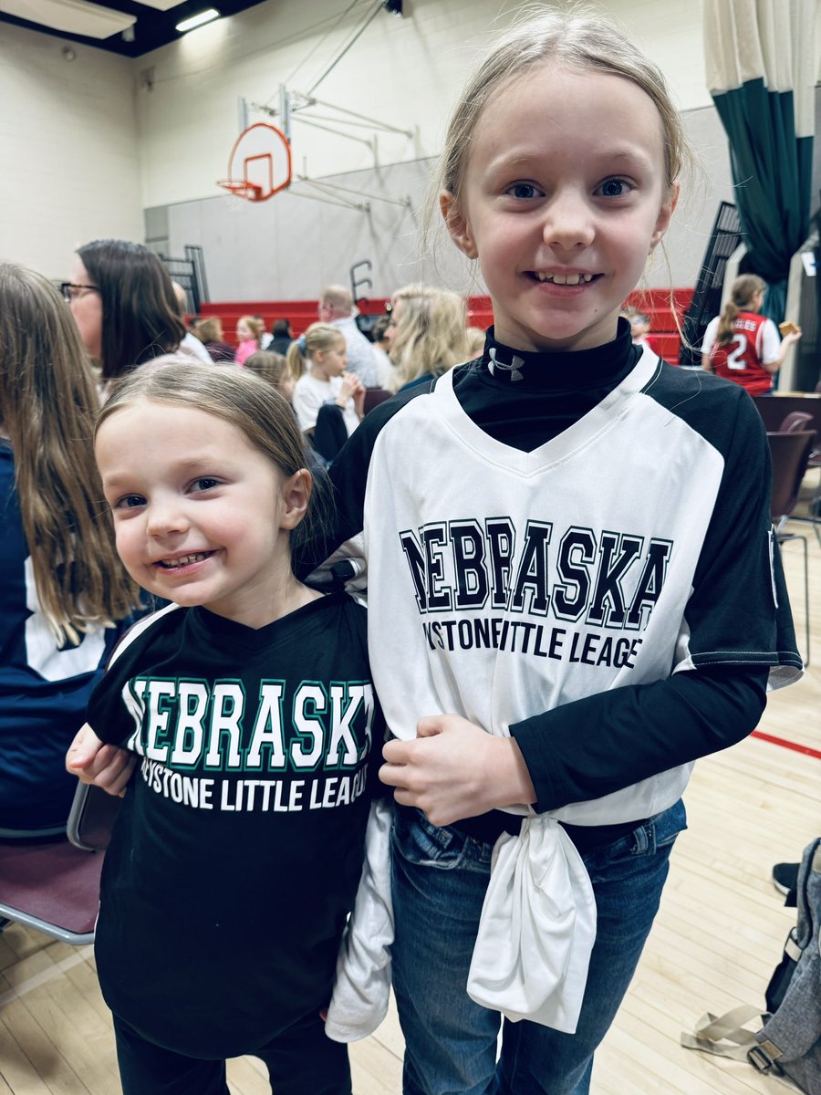 How sweet🫶🏻 for jersey day the girls wanted to wear Aubrey’s uniforms “she wore on TV!” 🥰 @Aubreyburdorf28 #llws #girlswithgame