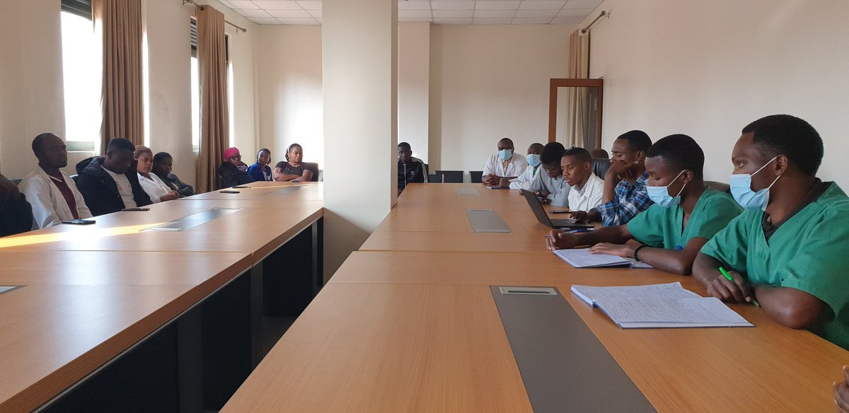 31 JAN. 2024: At @NyabikenkeH, in their morning clinical briefing: #HealthProfessionals
 discussing clinical cases after an intense night duty  / 42 in admission (22 in Maternity and 20 at Emergency). The hospital is growing👍