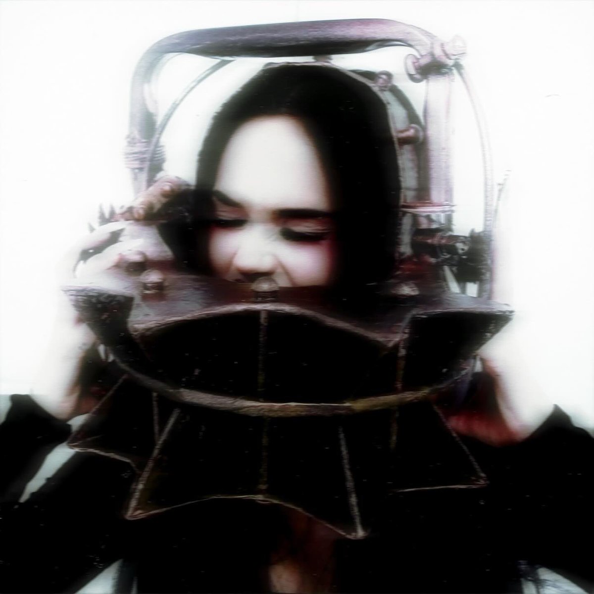 MaggieLindemann's tweet photo. HEADSPLIT , my second ep , out march 8th🦷🖤 https://t.co/Y6aZKO1oqC https://t.co/SWdI03ylcJ