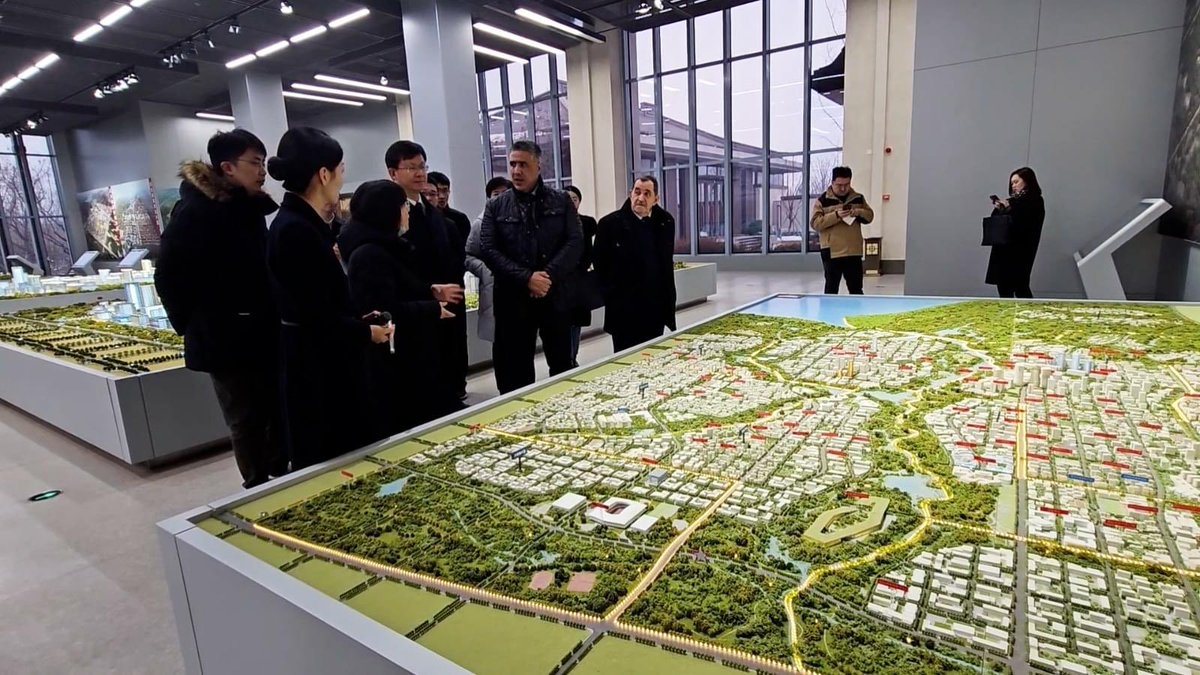 Algeria3New's tweet photo. BOUGHEZOUL |

Good news 🚨 !

The Minister of Housing was sent by President #Tebboune to see the new city project, remember, 6 months ago, President #Tebboune was dazzled by the city of Shenzhen & requested that the new city is exactly built like this, very modern.

A plan was shown & it will be up to China to build this new city which will take the city of Shenzhen as an example👇1/2