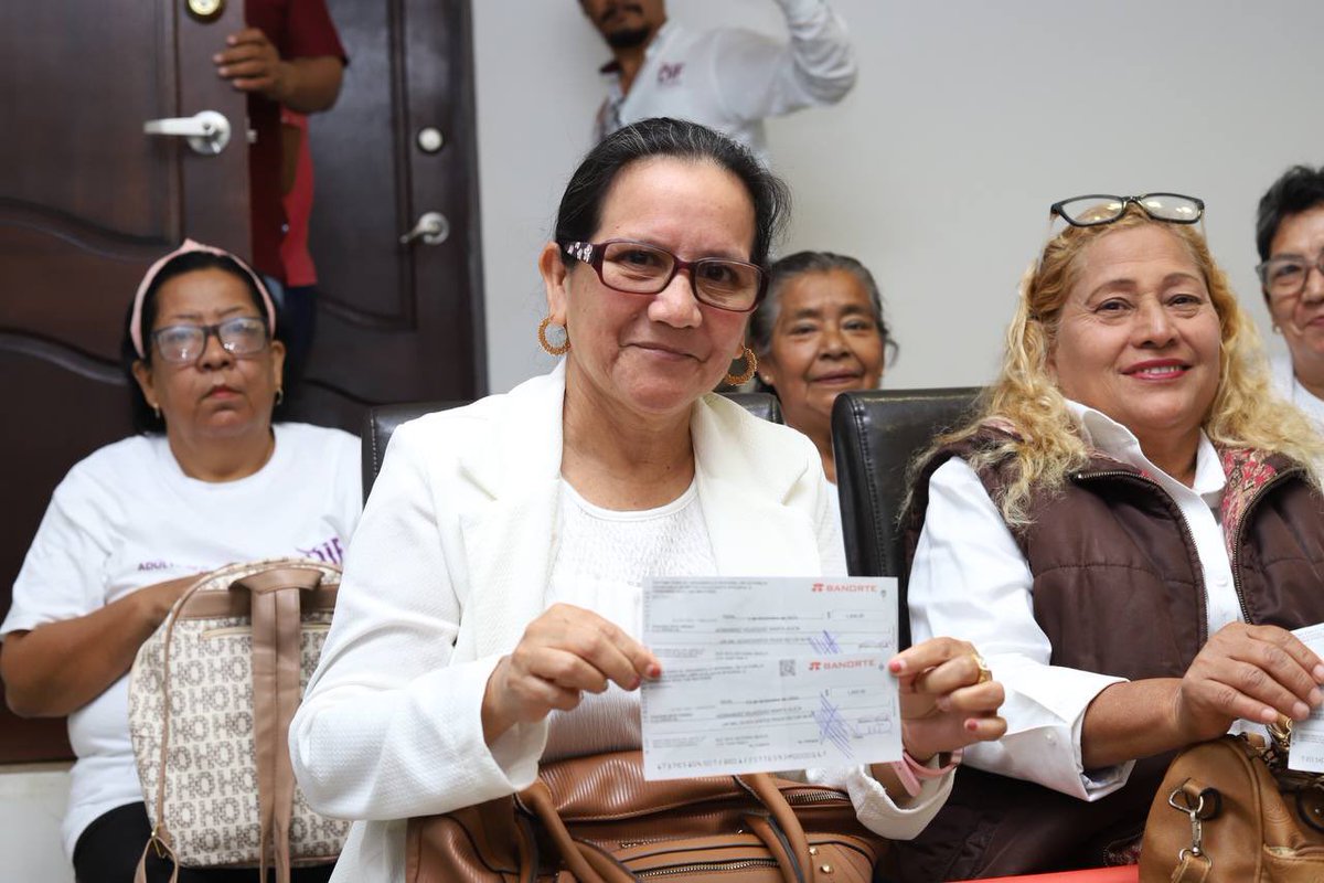 DifAltamira4T's tweet photo. Realizamos la entrega de estímulos económicos a vigilantes ecológicos para mejorar su calidad y entusiasmo por la vida, también aprovechamos la ocasión para hacer la entrega de 1 beca del programa PANNARTI, reafirmando la voluntad de apoyar y reactivar la educación. 🙌🏻✨ https://t.co/6TFCQgnX6k