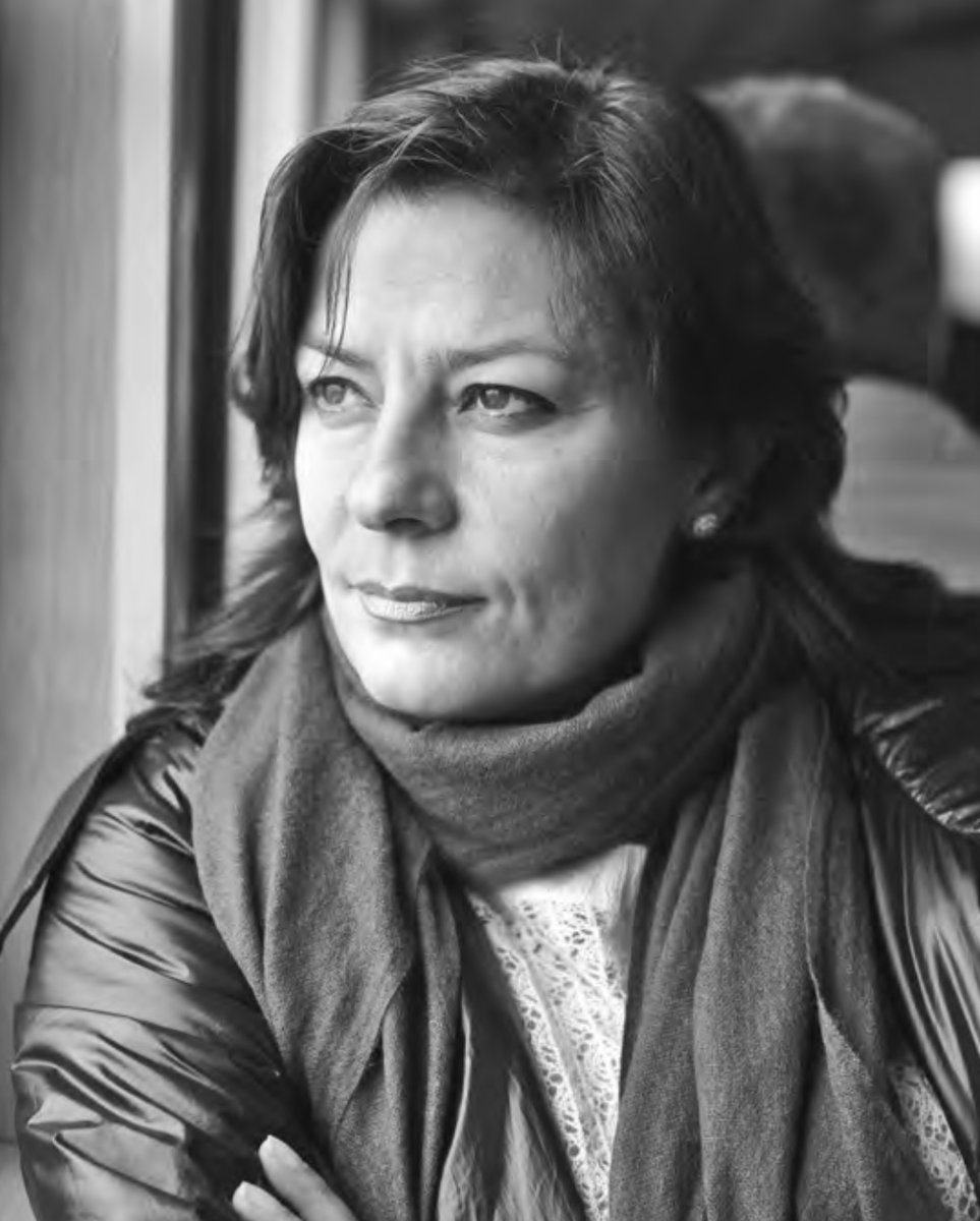 Gülçin Aksoy'u erken yaşında kaybettik. 90'lardan bu yana Türkiye güncel sanatının taşıyıcı kolonlarındandı.

#GülçinAksoy ile 12 Eylül Samsun'undan MSGSÜ halı atölyesine, "Yerli Malı" sergisinden "Duble Hikâye"ye... Anısına saygıyla, Bir+Bir'den naklen:
birartibir.org/umurdaki-umut/