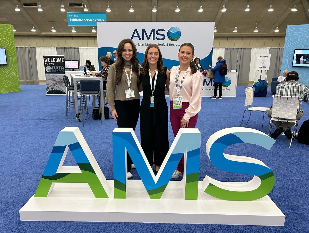 alexadringuswx's tweet photo. Taking on AMS with my favorite ladies! 💙🌩️ #amswomen https://t.co/3Bsrngfkd0