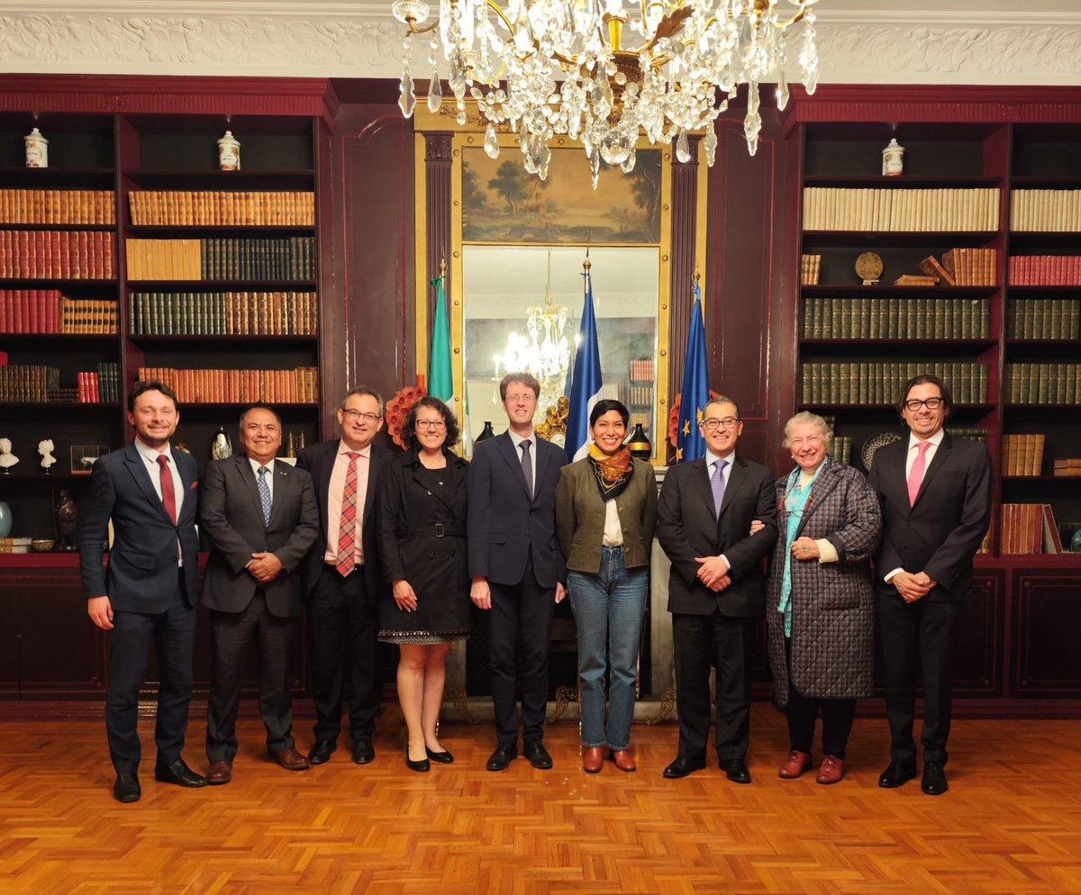 juanrh2ius's tweet photo. Creada en 1945 por el General Charles de Gaulle, la ENA, hoy INSP, ha formado a 45 connacionales 🇲🇽. 

En representación del Sr @AsvazadourianJP, Embajador de Francia en México, firmó @Jerome_Audin Encargado de Negocios y Jorge Velázquez @JorLuVR Presidente de la Asociación. https://t.co/d0cXvxRUua