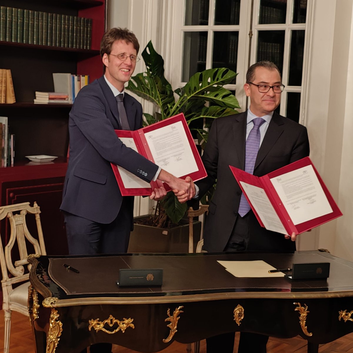 juanrh2ius's tweet photo. Ayer, la Asociación Ex ENA México firmó Carta de Intención con la Embajada de Francia en México para fortalecer la cooperación y el compromiso por la profesionalización y las buenas prácticas gubernamentales entre 🇲🇽 y 🇲🇫  (1/2) https://t.co/Q3OH20tfMN