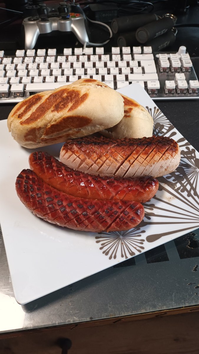 ze_graveyardz's tweet photo. I got a big ,hot Sausage . . .  and my Food´s also not bad today . 

#food #streamer #gamer https://t.co/ni5wIptTGq
