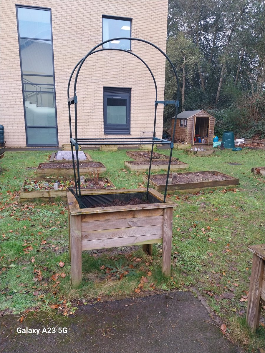 DiscoveringOT's tweet photo. The #allotment group spent a drizzly morning  salvaging the usable bits of our greenhouse and adding them to one of the raised beds ready for when our tomato plants are bit bigger #wastenotwantnot #reusenotrefuse #gardening #outdoors @UNHS_Cripps @CrippsWellbeing @NottinghamCVS https://t.co/pvZqsfi1mb