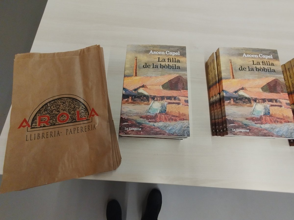 bibliomolins's tweet photo. Us deixem unes imatges de la Presentació del llibre "La filla de la bòbila", a càrrec de l'autora, @AscenCapel, a la #BibliotecaelMolí.

❤️ Amb la participació d'Aina Rusca i la llibreria Arola. https://t.co/VVW7pyj7QL