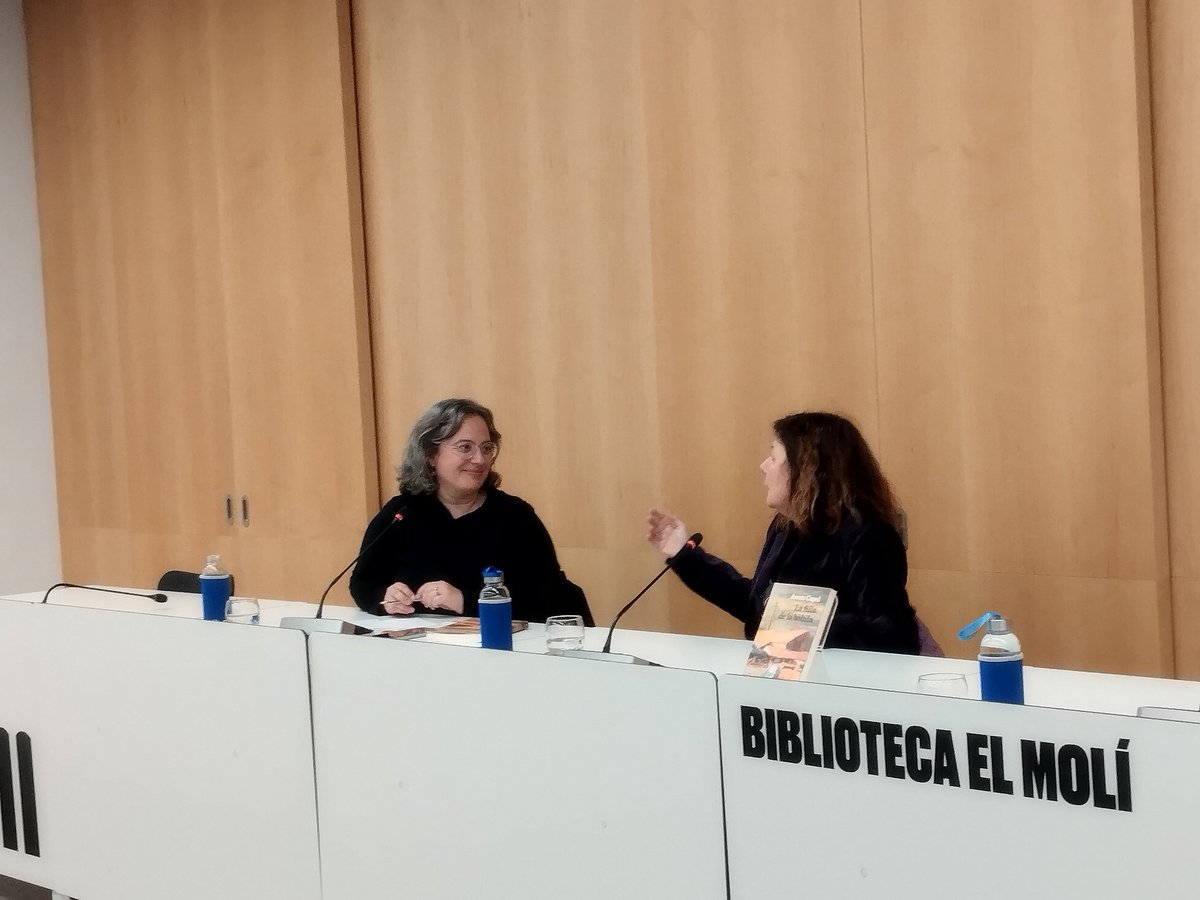 bibliomolins's tweet photo. Us deixem unes imatges de la Presentació del llibre "La filla de la bòbila", a càrrec de l'autora, @AscenCapel, a la #BibliotecaelMolí.

❤️ Amb la participació d'Aina Rusca i la llibreria Arola. https://t.co/VVW7pyj7QL